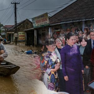 ĐIỂM DANH NHỮNG GƯƠNG MẶT THẢNH THƠI „ĂN CHƠI“ KHI DÂN CHẬT VẬT VỚI LŨ LỤT 